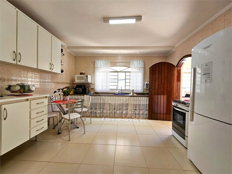 Casa térrea em Atibaia com 3 dormitórios (2 suítes), piscina, espaço gourmet, condomínio fechado