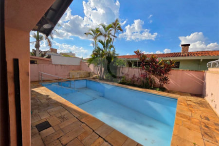 Casa Térrea 5 quartos bem localizada com piscina.