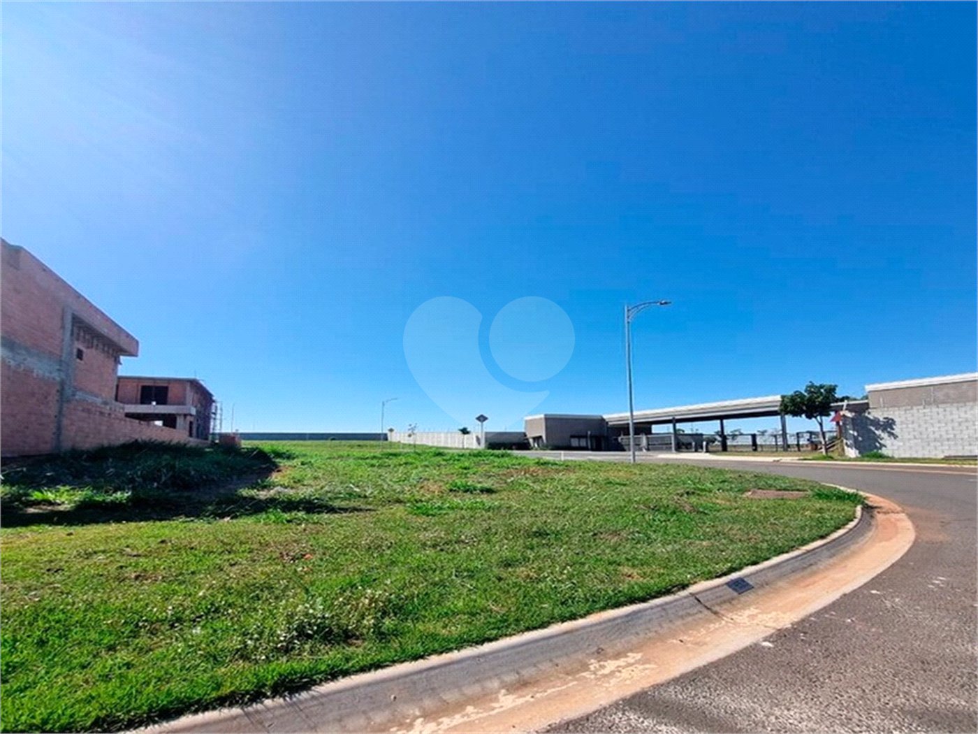 Indaiatuba - Loteamento no Jardim Park Meraki - Excelente oportunidade! Lote espaçoso de 342,12m² disponível por apenas R$ 577.945,00 - Localizado em uma região privilegiada, com IPTU - R$ 300,23 e condomínio - R$ 862,83 - Além disso, sua localização é extremamente conveniente, a apenas 2 minutos