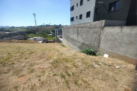 Terreno em Atibaia com 197 metros, pronto para construir, ao lado de supermercado e diversos comércios