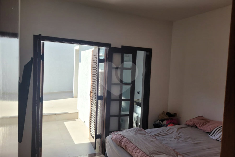 Sobrado com 14 metros de frente , na Região do Jardim Guapira , próximo ao Clube Guapira com 5 dormitórios, sendo 3 suíte com armários embutidos ,banheiro social, Sala para 2 ambientes, escritório com banheiro .cozinha ampla com armários, área de serviço ,dispensa, quintal com banheiro externo c