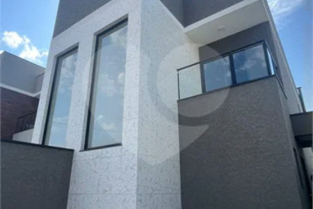 Sobrado de Alto Padrão com 3 suítes para Venda em Atibaia