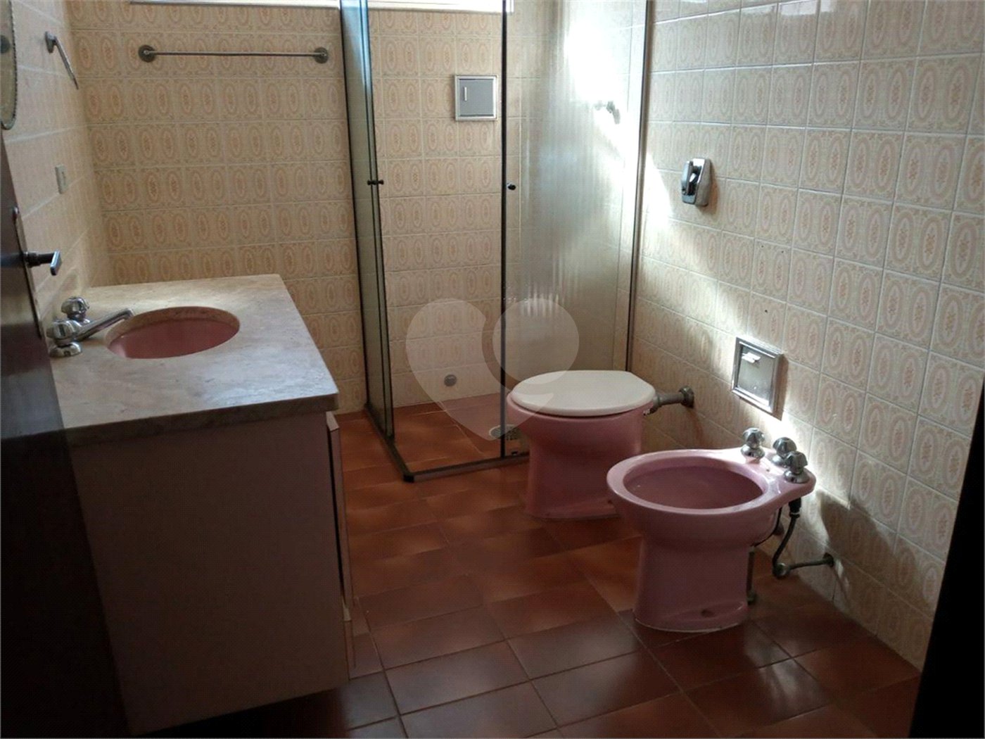 Casa com 4 dormitórios e 4 vagas.