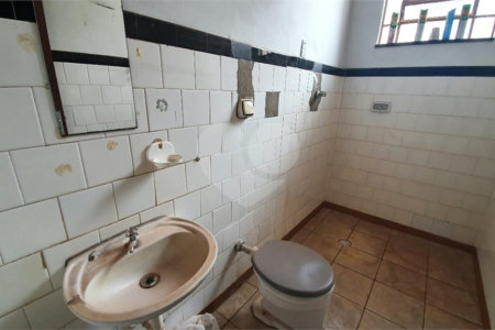 Sobrado com 4 dormitórios.