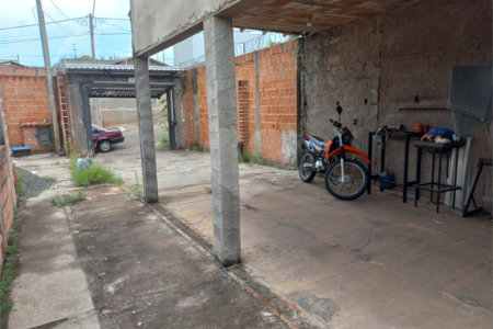 Casa térrea no Prolongamento Jardim das Torres.
