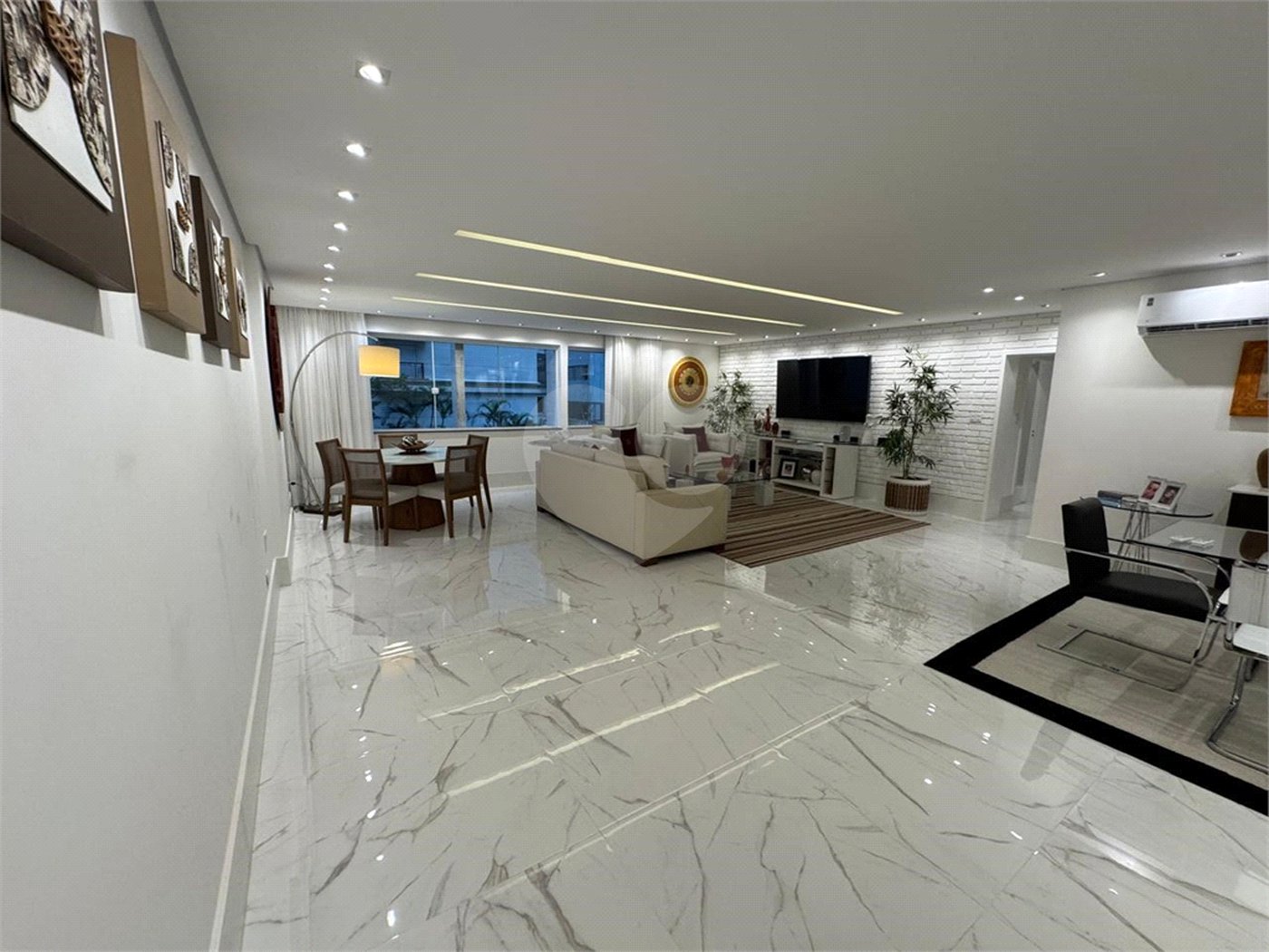 Apartamento à venda com 2 quartos e 3o reversível, no Baixo Jardins