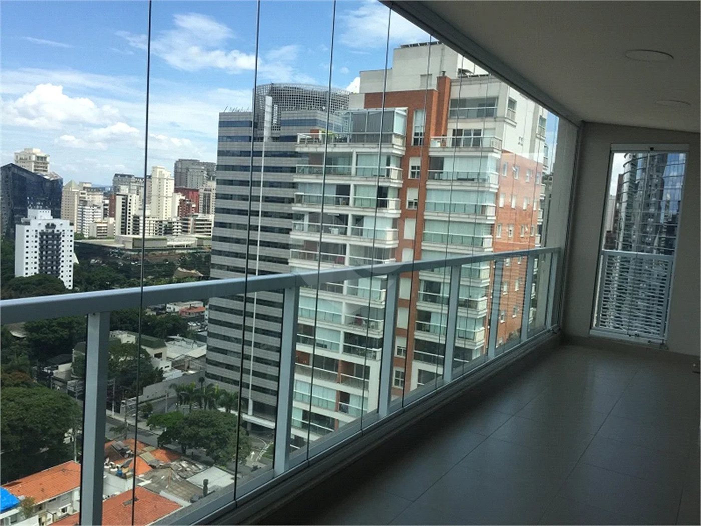 EXCELENTE APARTAMENTO PARA LOCAÇÃO NO ITAIM BIBI, 70 M2, 1 SUITE, 2 BANHEIROS, 2 VAGAS