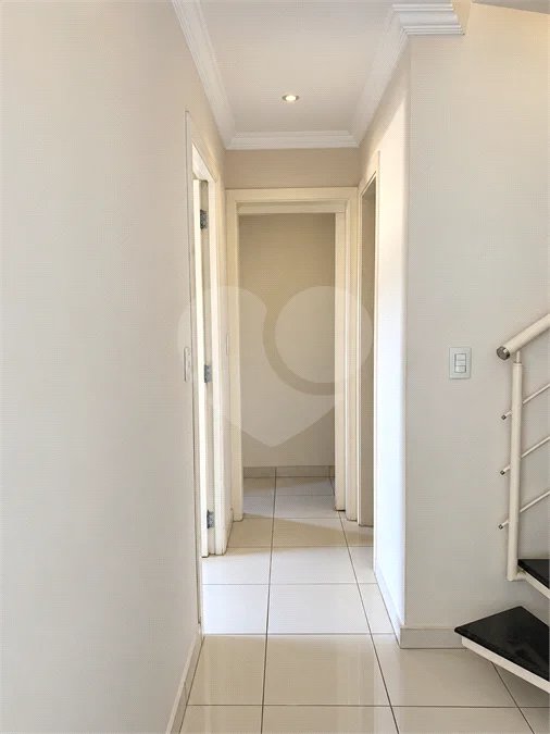 Cobertura de 255 m² com 3 dormitórios, 1 suíte, cozinha planejada, 2 vagas e área gourmet com churrasqueira.