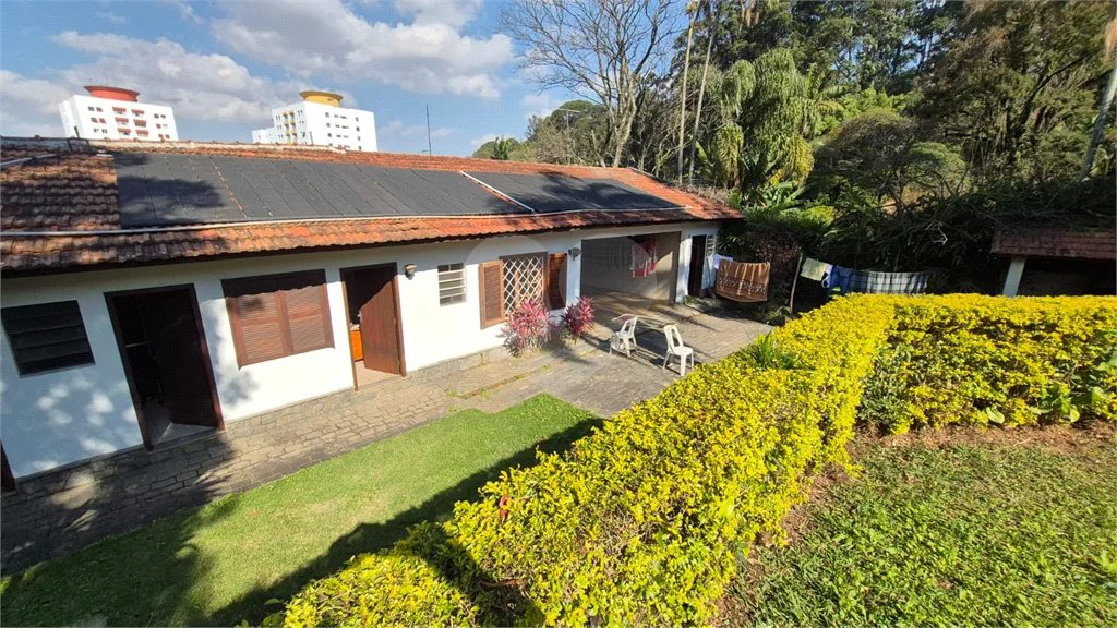 Casa com Piscina, Sauna e Edícula em Rua Arborizada no Tremembé