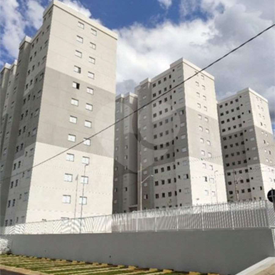 Apartamento no Condomínio Parque dos Manacás.