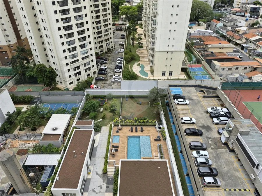 Oportunidade na Vila Leopoldina!! Apartamento com dois dormitórios, sendo uma suíte, dois banheiros, e com duas vagas.