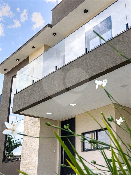 Indaiatuba - Condomínio Milano - Sobrado - 350 m² de terreno - 240 m² de área construída - 4 vagas de garagem, sendo 2 cobertas - Salas de estar e jantar integradas - 3 suítes com closet e varanda no pavimento superior - Escritório no térreo - Espaço gourmet com churrasqueira - Banheiro externo