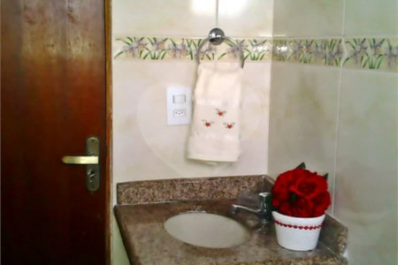 Casa com 260m² , 3 pavimentos , 6 dormitórios , 1 suíte , 3 vagas , a venda no Itaim Paulista.