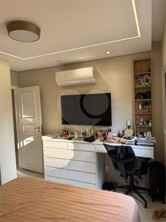 Apartamento com 03 dormitórios com 1 vaga de garagem.