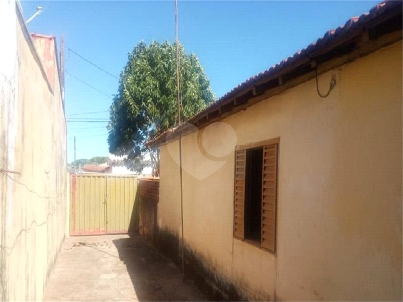 Casa Térrea com 3 dormitórios.