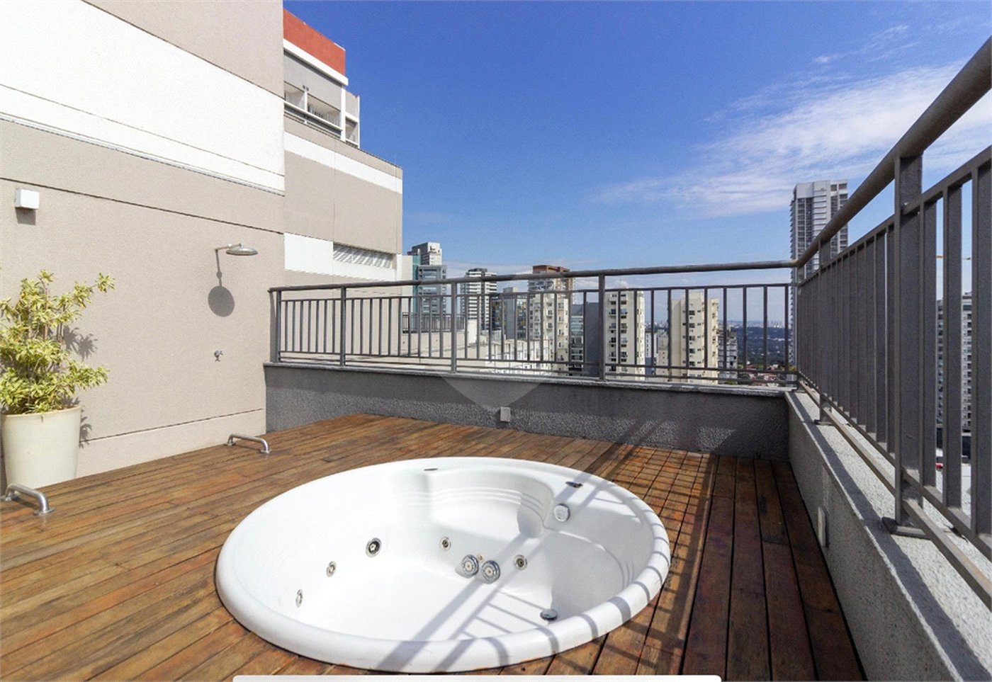 Apartamento a venda com 1 dormitório, sala com varanda e próximo ao metrô Vila Madalena.