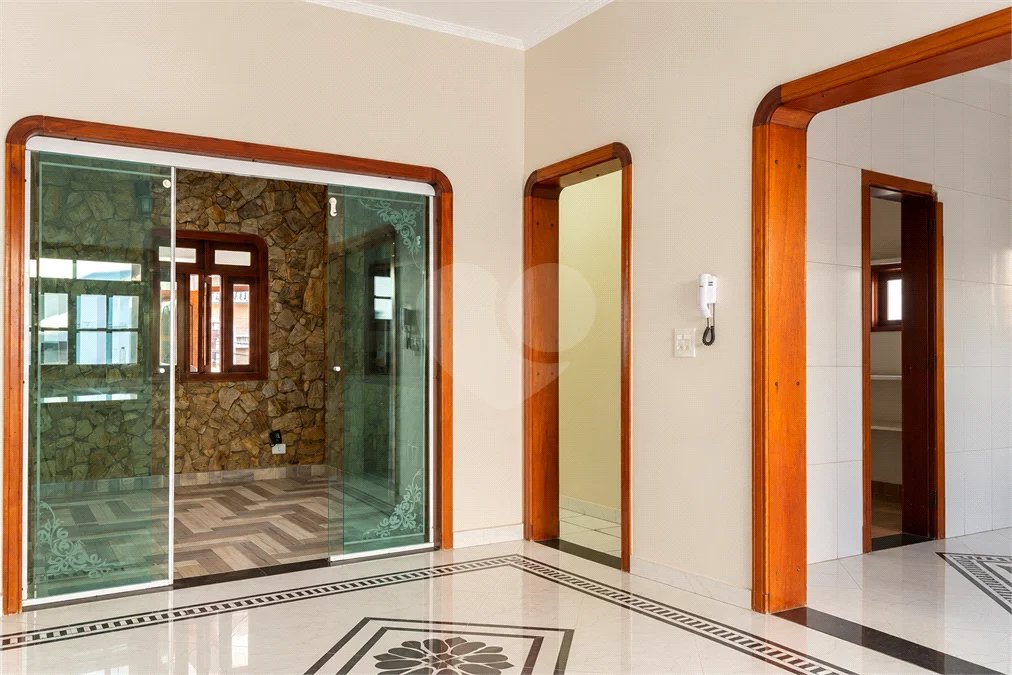Casa à venda com 6 dormitórios, 3 suítes, piscina, área gourmet, hidromassagem, lareira, varanda e 6 vagas de garagem. Conforto e lazer para toda a família!