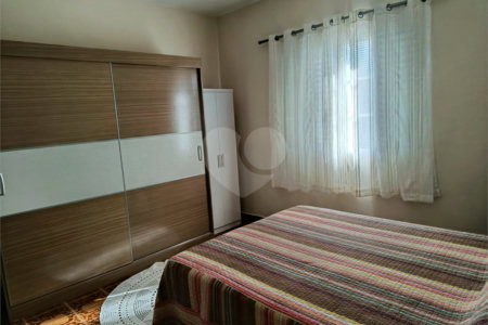 Casa térrea e espaçosa no centro da cidade por apenas R$370.000,00!!! Vamos agendar uma visita?