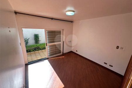Casa à Venda no Bosque da Saúde com 271m², 3 Dormitórios, 1 Suíte e 4 Vagas