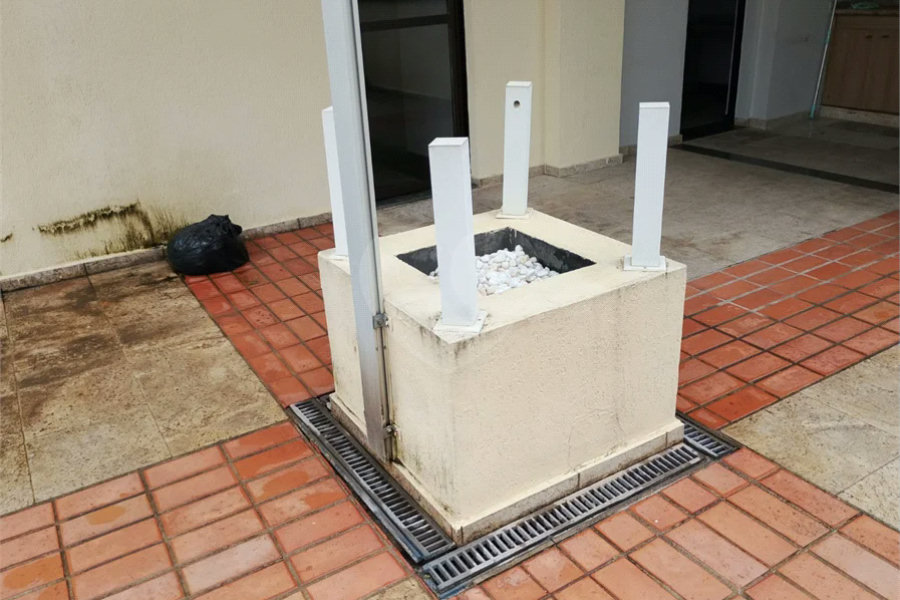 Linda cobertura Duplex om 3 dormitórios, sendo uma suíte com armários e ar condicionado e 2 vagas .
