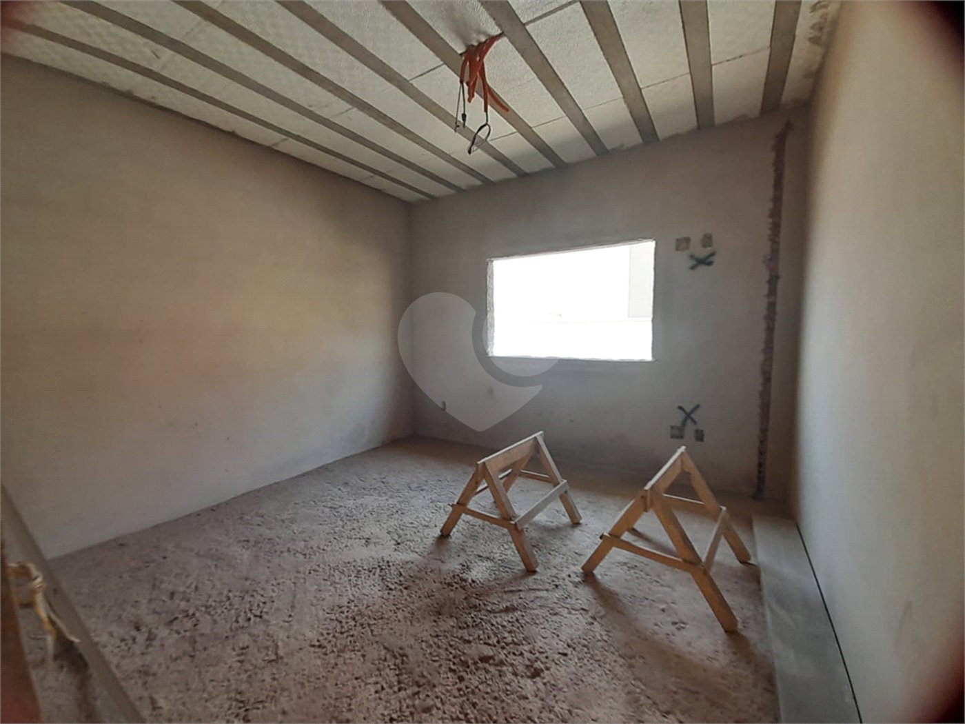 Casa em Construção com Área Gourmet e Piscina no Condomínio Damha II
