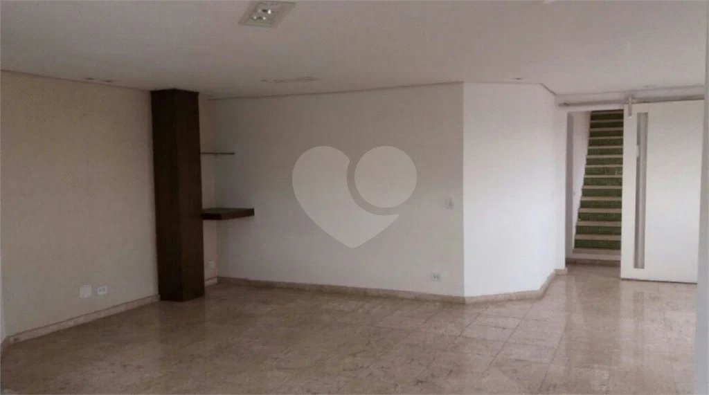 Cobertura duplex à venda na Mooca de 277m² com 3 dormitórios, 1 suíte e 3 vagas.