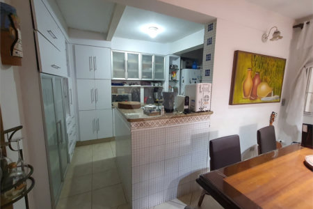 Sobrado com 3 dormitórios e 4 vagas na Saúde.