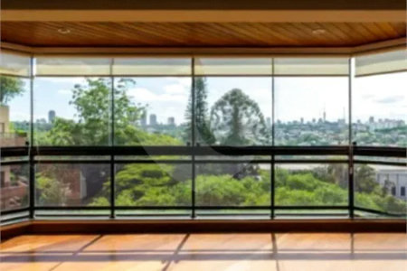 Higienópolis: 2 suítes, varanda envidraçada e vista aberta