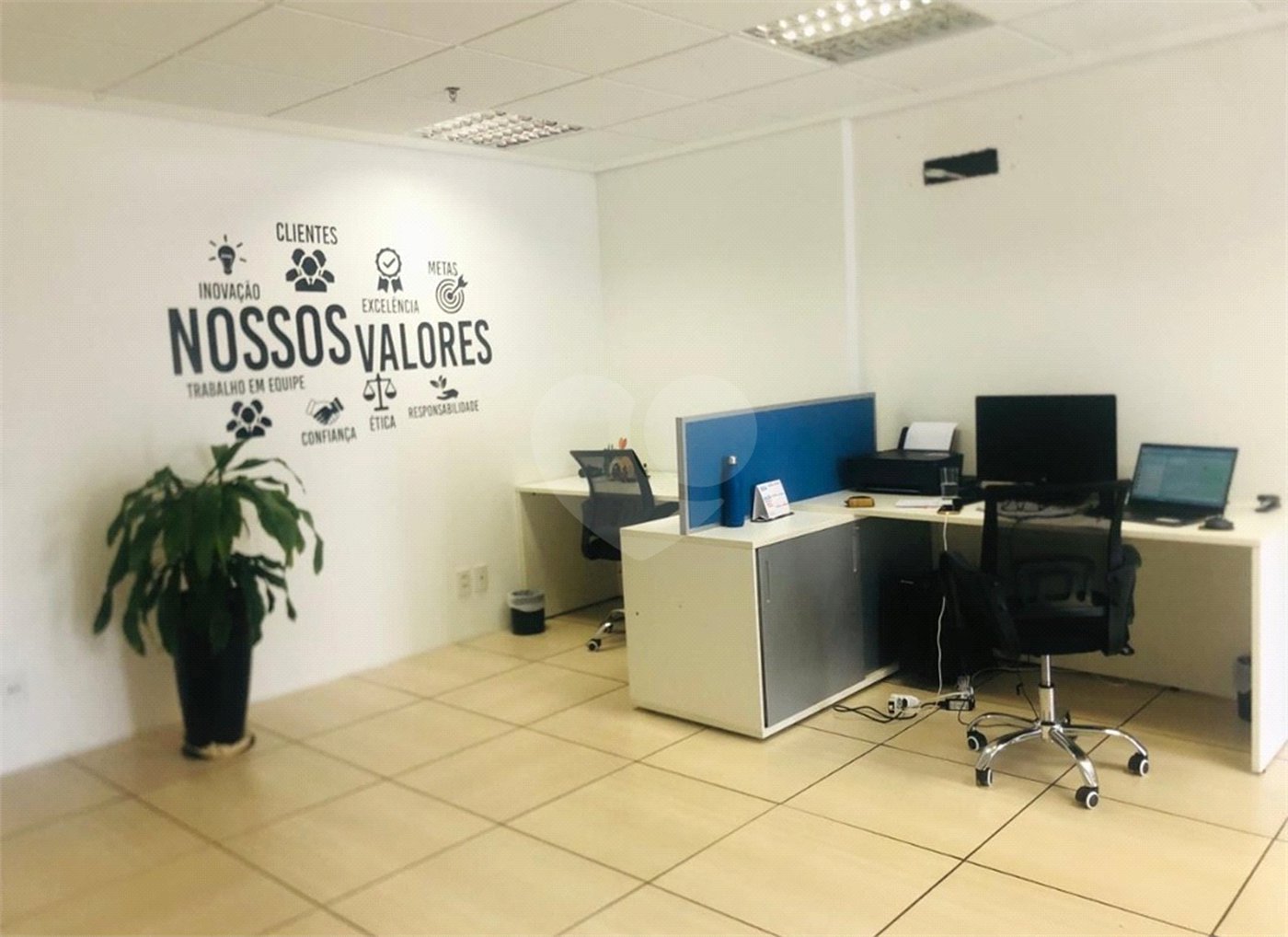 Otima sala comercial com sacada e uma vaga para auto no Nova América Office em Santo Amaro.