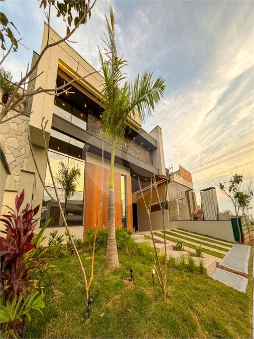 Indaiatuba - Condominio Sapezal - R$ 2.400.000,00 - Área Total 360,00 m² - Área Construída 213,32 m² - TÉRREA - 03 suítes sendo a master com closet; - Escritório; Lavabo; Cozinha com cooktop e planejados; Gourmet com churrasqueira; Ambientes preparados para ar condicionado; Piscina com cascata,