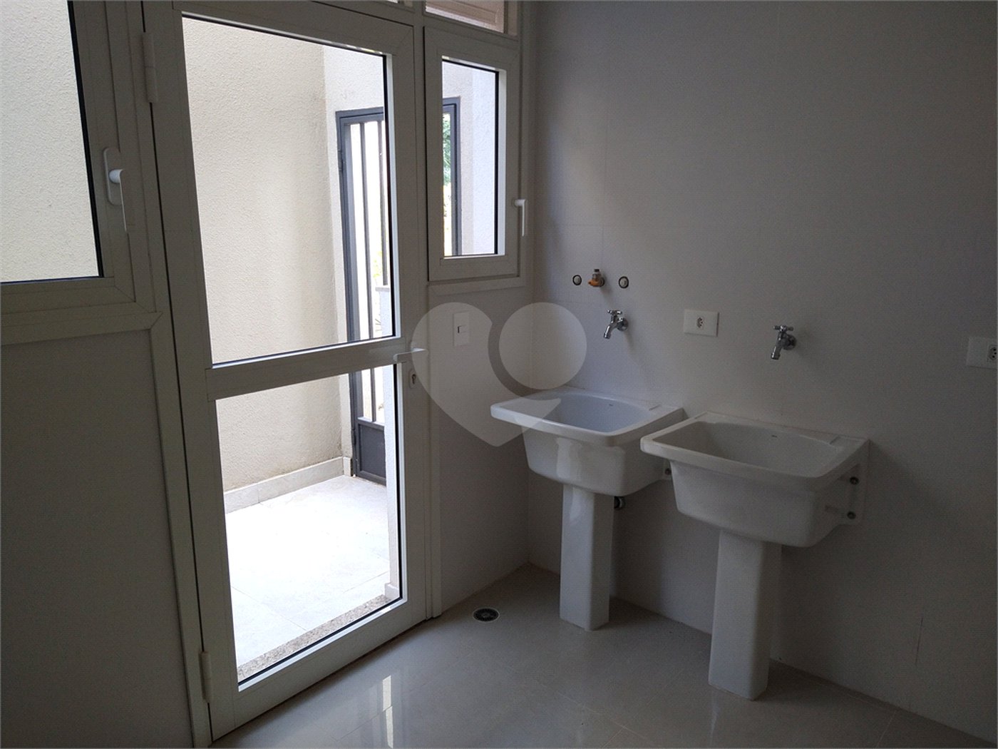 Condomínio de casas de alto padrão em estilo Neoclássico Francês