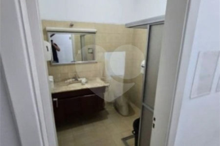 Prédio Comercial com 300m² , 3 pavimentos , refeitório , 2 banheiros , à venda no Brás.