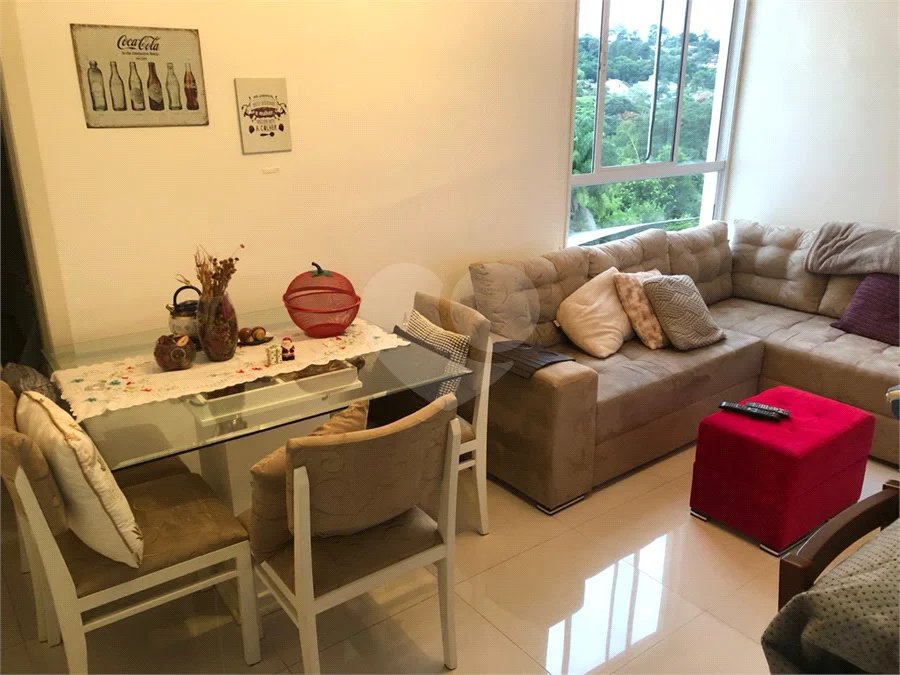 Apartamento em Bragança Paulista com 1 suíte, cozinha americana, varanda, 1 vaga garagem, área lazer com piscina e salão de festas