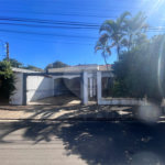 Casa espaçosa e confortável em um bairro tranquilo a venda.
