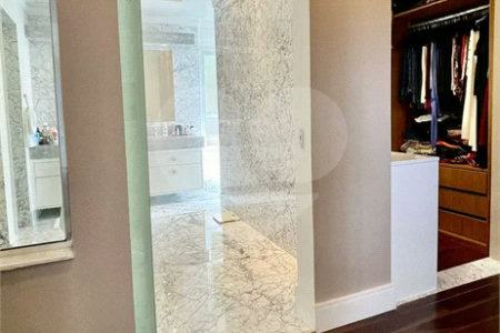 Casa à venda em Tamboré, toda reformada e decorada por arquitetos renomados
