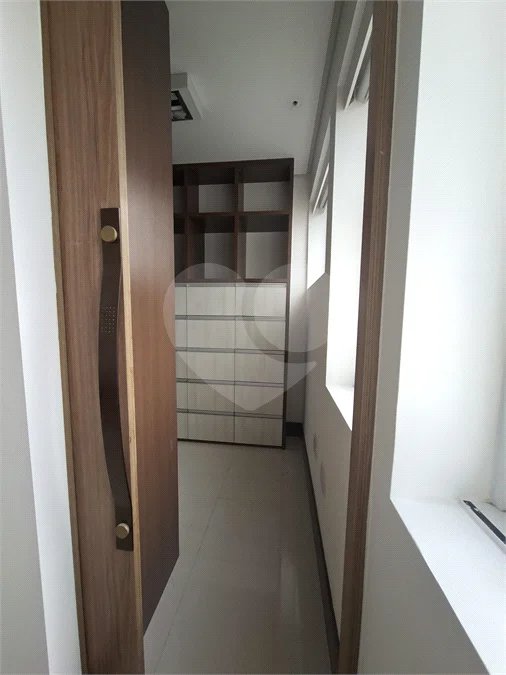 SALA COMERCIAL DE 90 M² COM 12 BAIAS, SALA DE REUNIÃO, AR-CONDICIONADO CENTRAL E 2 VAGAS!