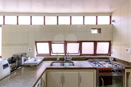 Casa para locação no Jardim da Saúde – São Paulo Imóvel amplo e elegante, com 360 m² de área construída em terreno de 400 m²