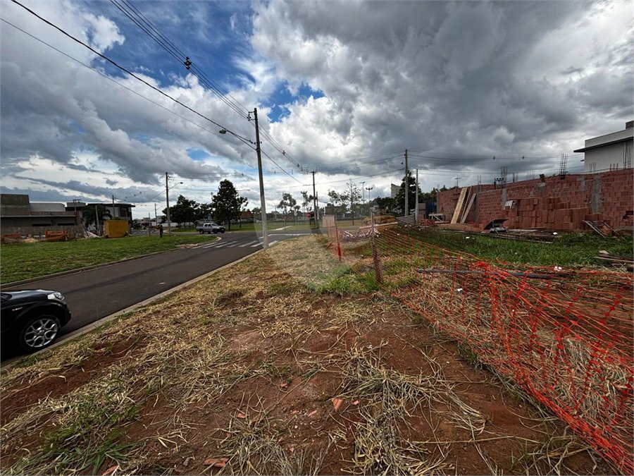 LOTE DE ESQUINA NO CONDOMINIO RESIDENCIAL DAMHA IV