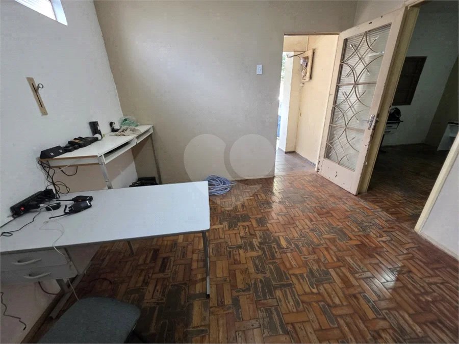 Casa térrea à venda com amplo quintal e grande potencial na Vila Nery