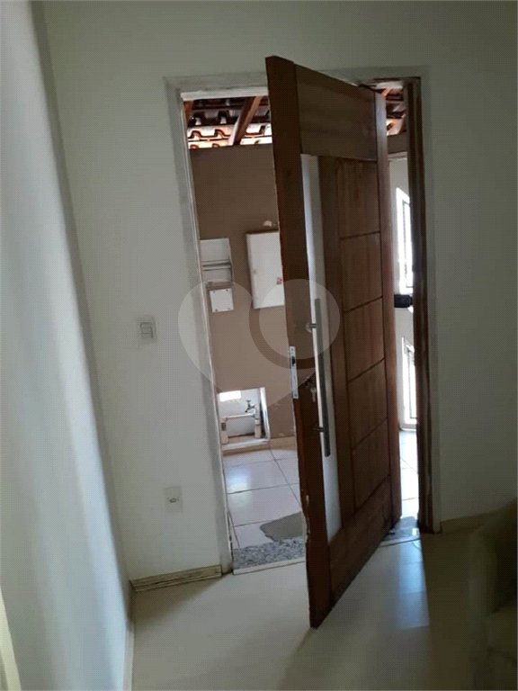 Casa Térrea com dormitórios, sendo 2 suítes.