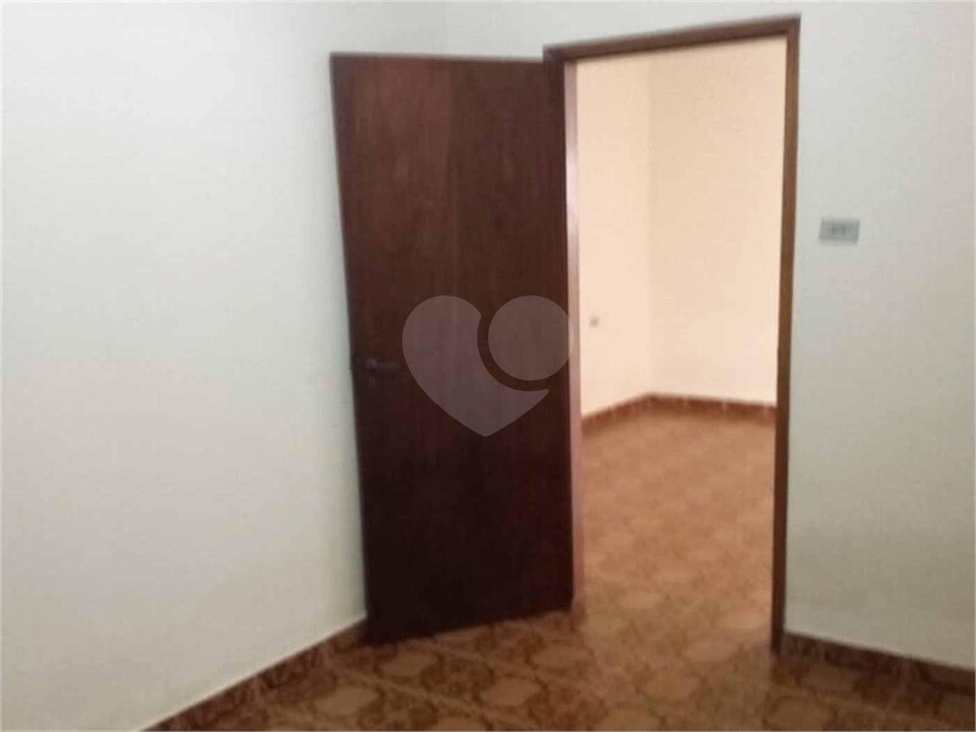 Casa térrea e espaçosa no centro da cidade por apenas R$370.000,00!!! Vamos agendar uma visita?