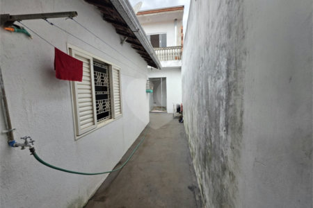 Casa térrea à venda no Douradinho com 2 quartos e edícula com mais dois quartos e 2 banheiros.