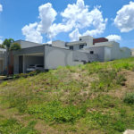 Indaiatuba - Condominio Viena - Terreno com 250 ms - sendo 10 ms de frente por 25,00 ms de fundos - área de lazer completa com academia, churrasqueira, piscina para adultos e crianças, playground e salão de festas.Segurança 24 horas -. Venha conhecer essa incrível oportunidade! R$ 420.000,00
