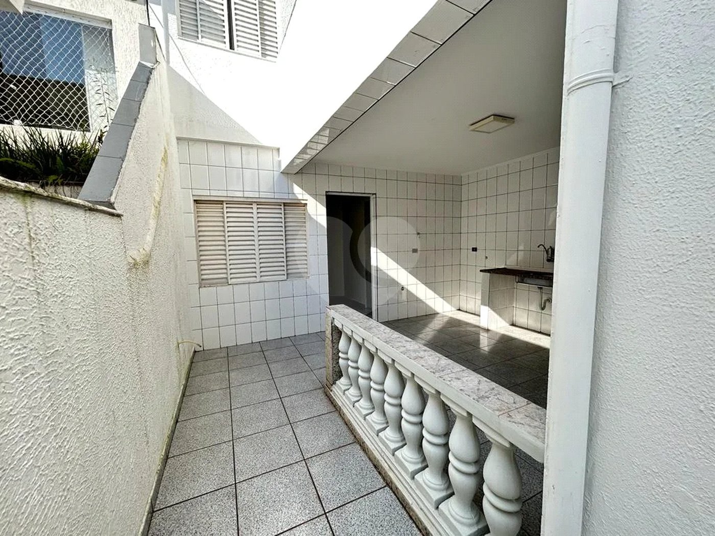 SOBRADO PARA LOCAÇÃO NO PARQUE DOMINGOS COM 03 DORM 01 SUITE 02 VAGAS DE GARAGEM
