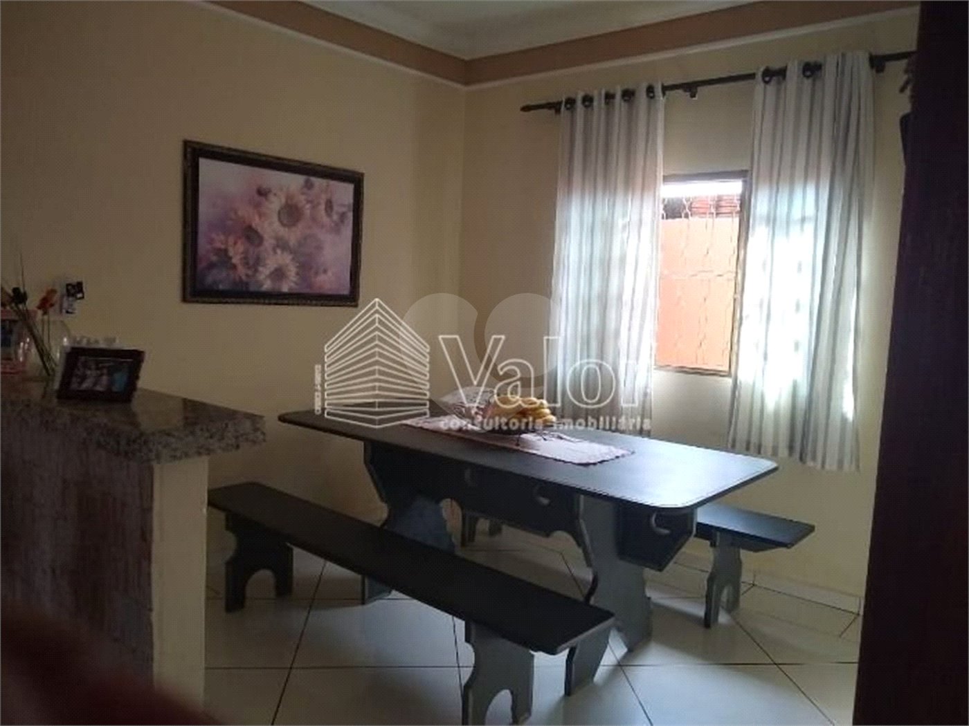 Casa Térrea com 3 dormitórios, sendo 1 suíte.