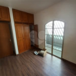 Casa térrea com 3 dormitórios, sendo 1 suíte.