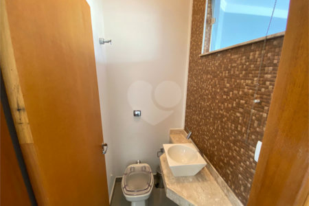 Casa térrea com piscina para venda no Condomínio Quebec.