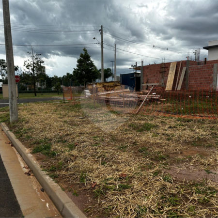 LOTE DE ESQUINA NO CONDOMINIO RESIDENCIAL DAMHA IV