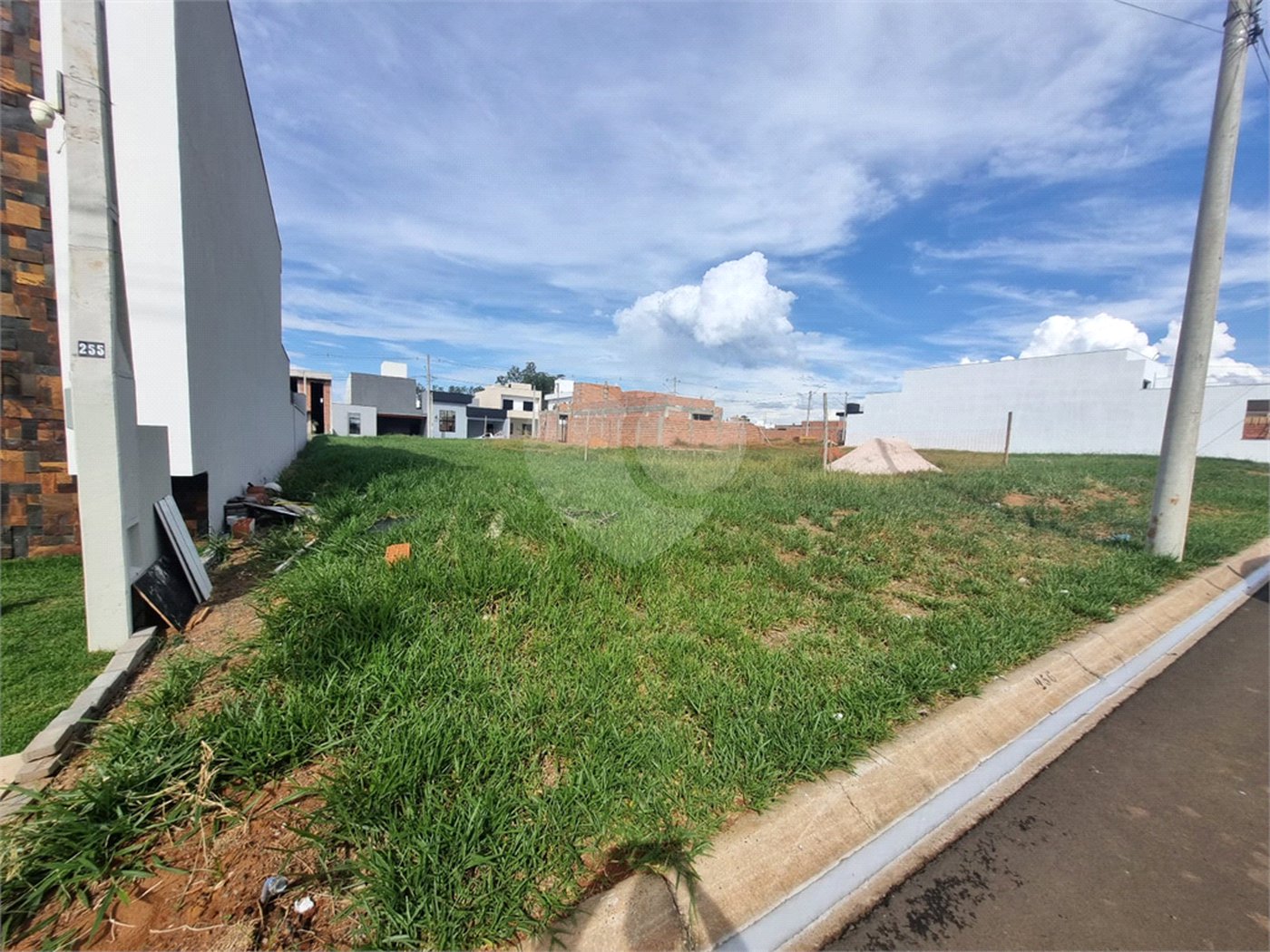 Terreno à Venda no Condomínio Villeneuve 10X24– Oportunidade Imperdível!
