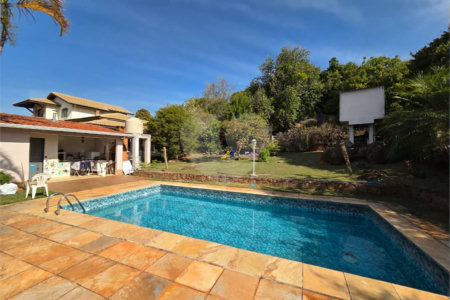 Casa com 3 dormitórios e piscina no Condomínio Cafezal VI em Itupeva SP